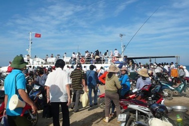 Hàng ngàn người du xuân trên quê hương Hải đội Hoàng Sa