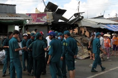 Cả kho thuốc trừ sâu trôi sông sau vụ cháy?