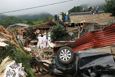 Tây nam Nhật tan hoang trong mưa lũ