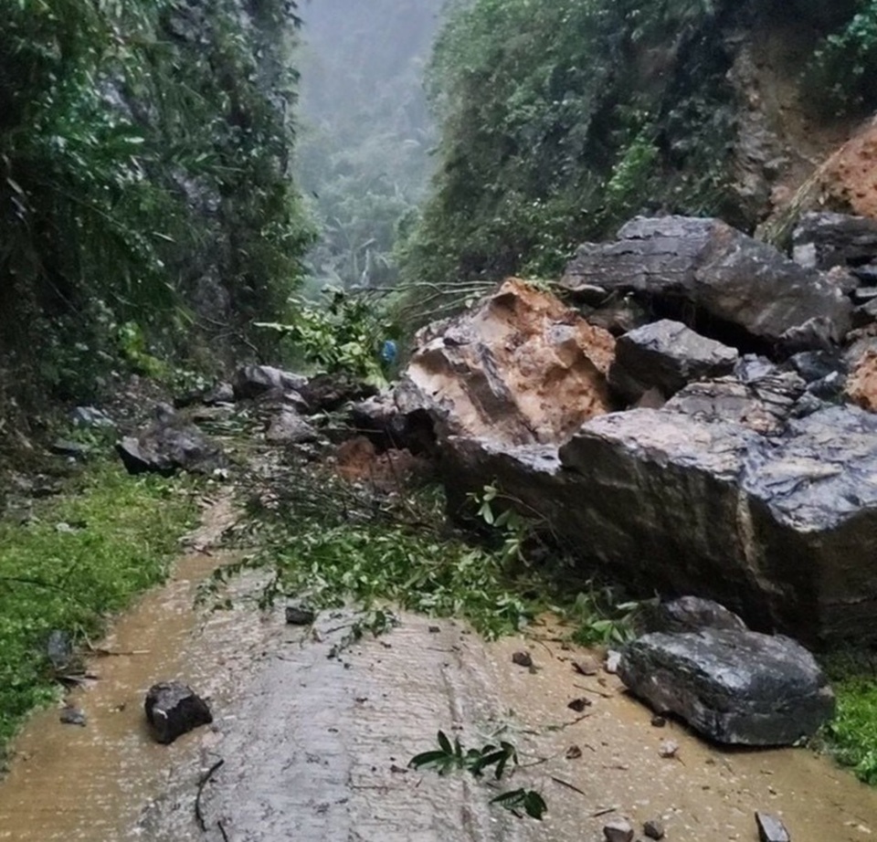 Quốc lộ trước đồn biên phòng bị xé toang, nhiều người nhập cảnh mắc kẹt - 6 Quốc lộ trước đồn biên phòng bị xé toang, nhiều người nhập cảnh mắc kẹt - 6