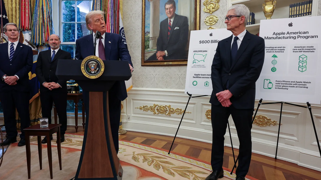 Tim Cook tặng Tổng thống Donald Trump món quà đặc biệt kèm lời hứa gì? - 2 Tim Cook tặng Tổng thống Donald Trump món quà đặc biệt kèm lời hứa gì? - 2