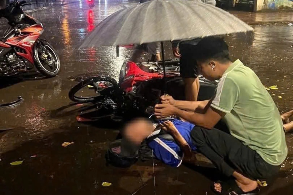 Vụ nam sinh bất tỉnh giữa trời mưa do bị xe tông: Tài xế ra trình diện - 2 Vụ nam sinh bất tỉnh giữa trời mưa do bị xe tông: Tài xế ra trình diện - 2