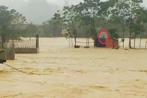 Cứu sống 2 công nhân bị mắc kẹt giữa dòng nước lũ