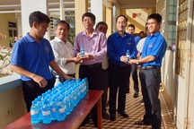 Tặng hơn 1.600 lít dung dịch rửa tay khô cho các trường THPT