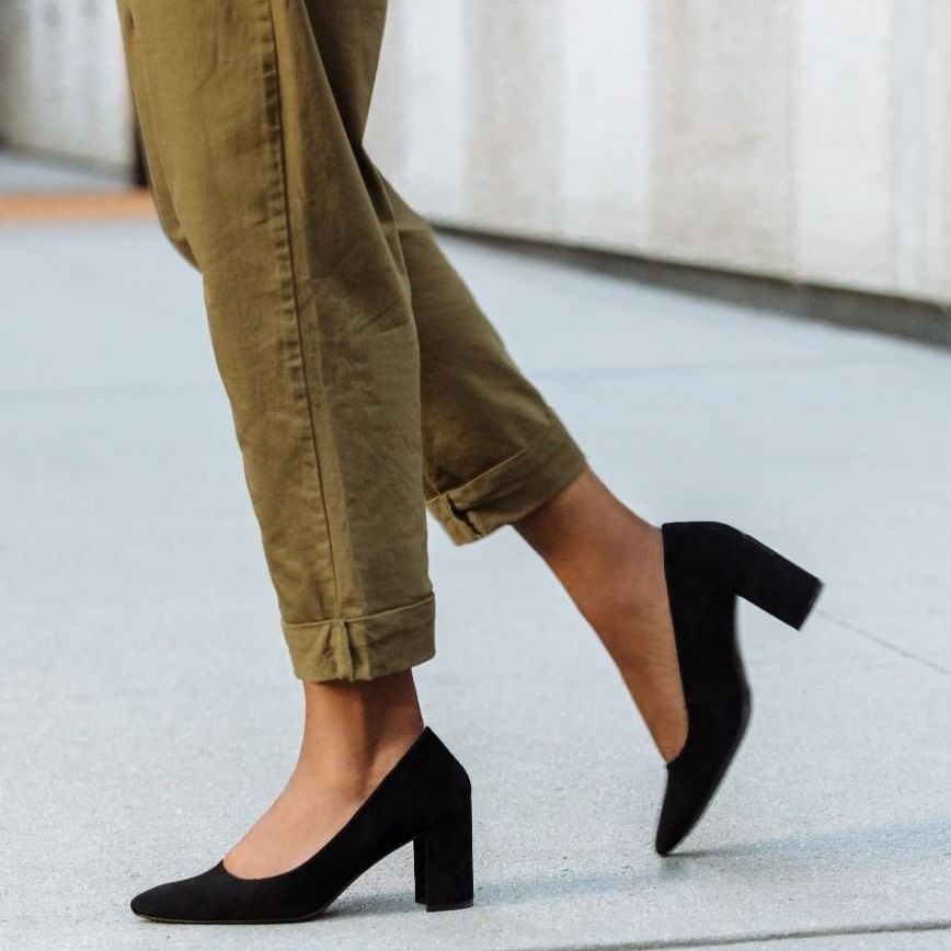Giày da lộn bít mũi đế vuông màu đen dễ kết hợp cùng hầu hết trang phục công sở khác nhau. Với kiểu dáng thanh lịch, cổ điển và vượt thời gian, bạn có thể sử dụng kiểu giày này quanh năm (Ảnh: Aerosoles).