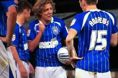 Muốn đá phạt, phải… thắng “oẳn tù tì”