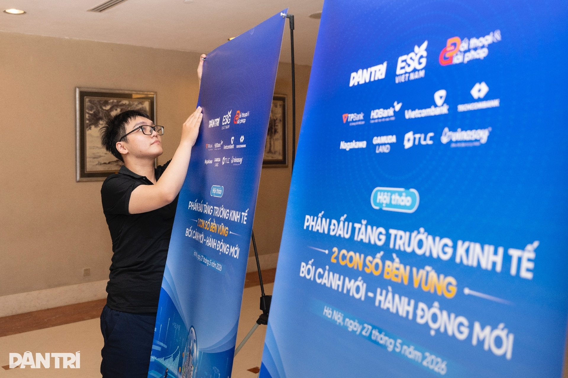 Tất bật chuẩn bị cho hội thảo về tăng trưởng kinh tế 2 con số chiều 27/5 - 9 Tất bật chuẩn bị cho hội thảo về tăng trưởng kinh tế 2 con số chiều 27/5 - 9