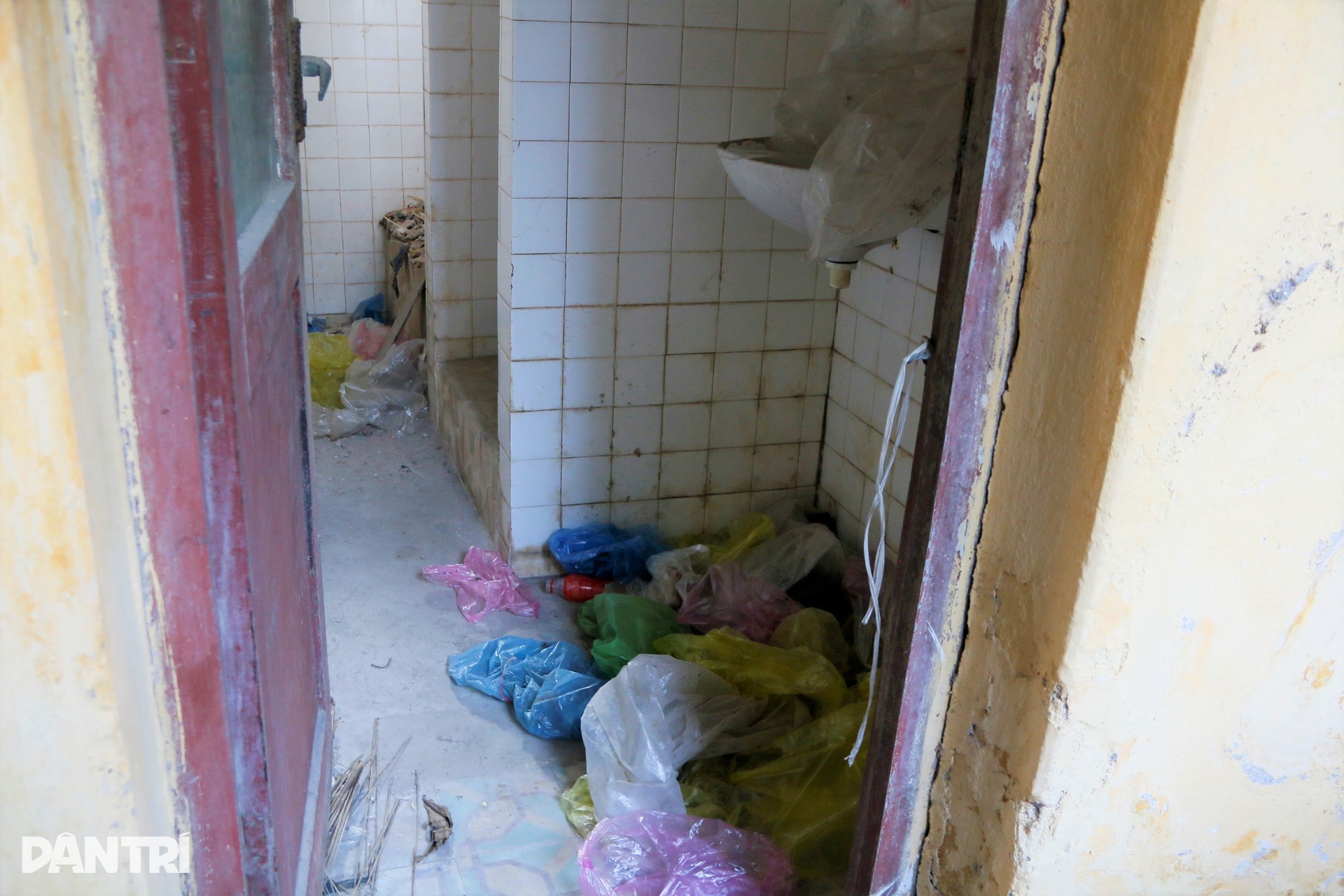 Cảnh hoang tàn bên trong Bệnh viện Sản Nhi Ninh Bình cũ - 14