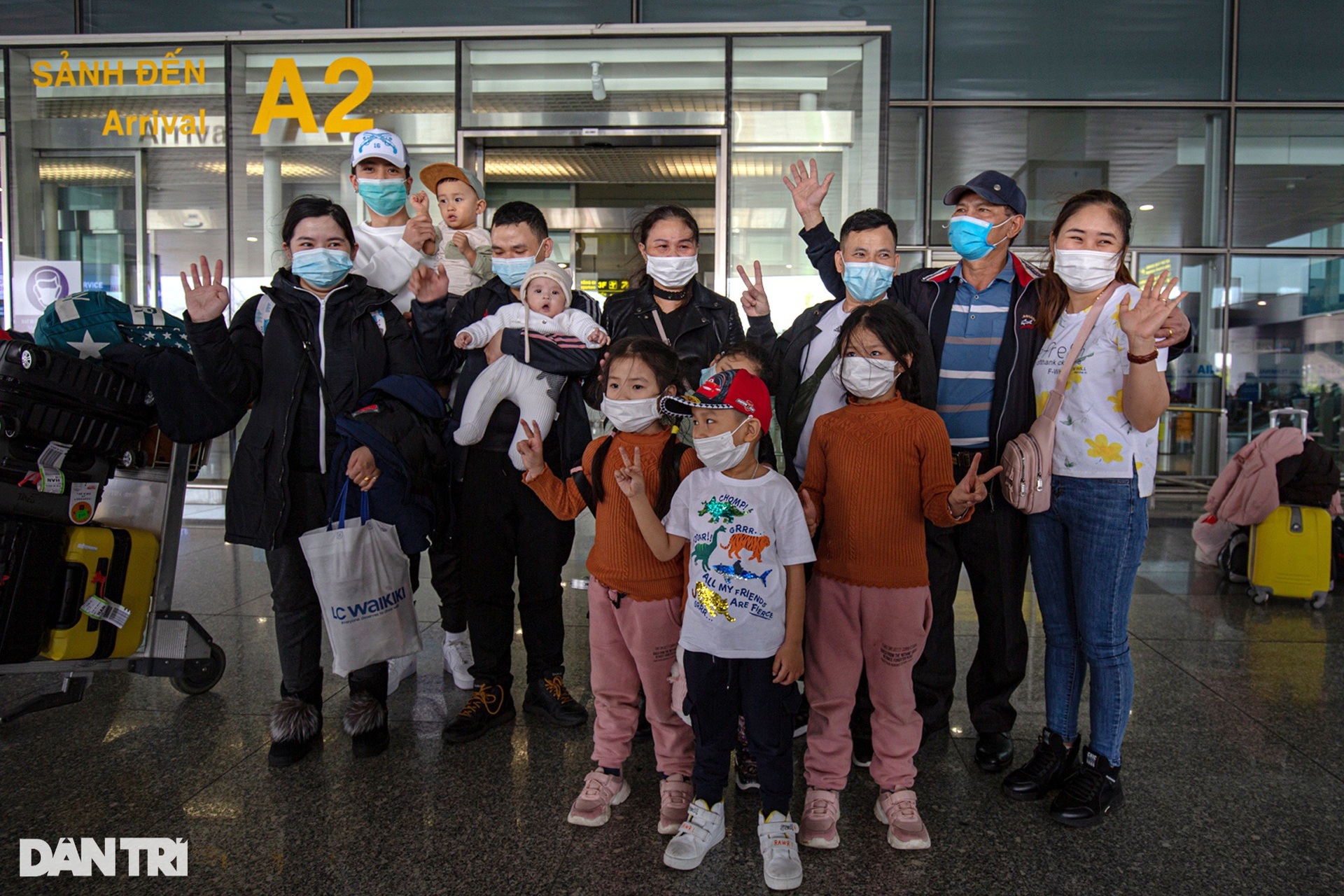 Gương mặt trẻ thơ, cái ôm tràn nước mắt trong chuyến bay giải cứu đầu tiên - 21 Gương mặt trẻ thơ, cái ôm tràn nước mắt trong chuyến bay giải cứu đầu tiên - 21