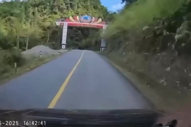 Ôm cua lấn làn, ô tô lao thẳng vào xe ngược chiều