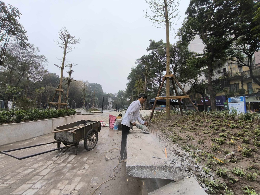 Vườn hoa Hàng Đậu được sửa lại sau phản ánh bị bê tông hóa - 2 Vườn hoa Hàng Đậu được sửa lại sau phản ánh bị bê tông hóa - 2