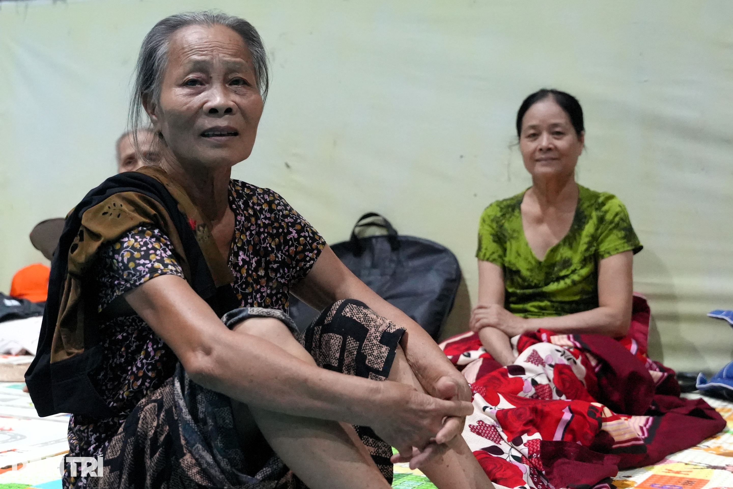 Đưa hàng trăm người dân ra khỏi các khu chung cư xuống cấp tránh bão Kajiki - 3