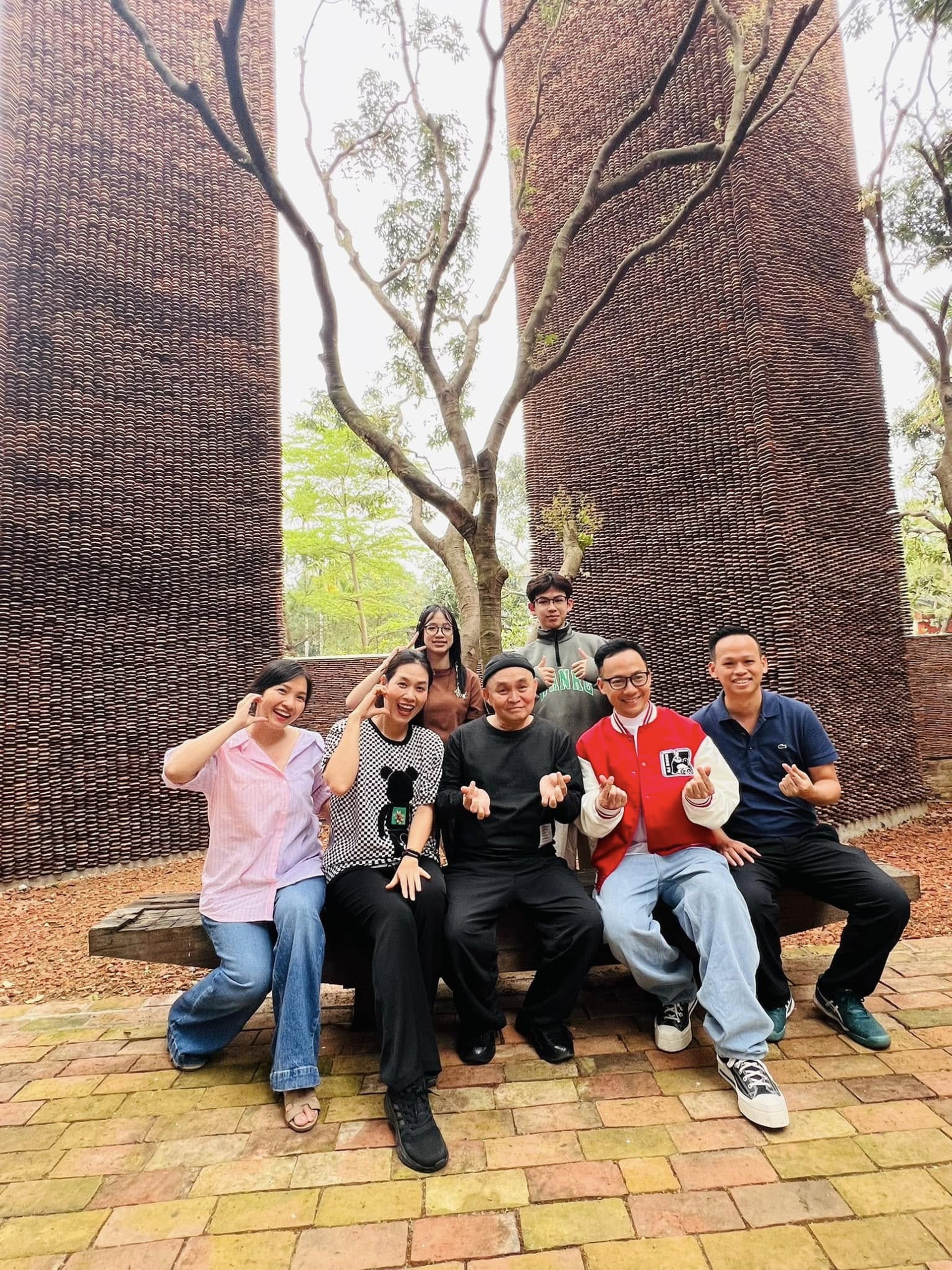 Dàn nghệ sĩ thăm Bảo tàng đạo Mẫu, tổ chức sinh nhật cho Xuân Hinh - 3 Dàn nghệ sĩ thăm Bảo tàng đạo Mẫu, tổ chức sinh nhật cho Xuân Hinh - 3