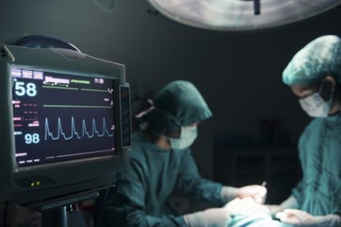 Giấu chồng nâng ngực bằng mỡ tự thân, một phụ nữ tử vong