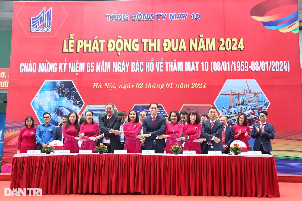 Qua một năm bị giảm lương, công nhân may hứa được tăng bù trong 2024 - 2