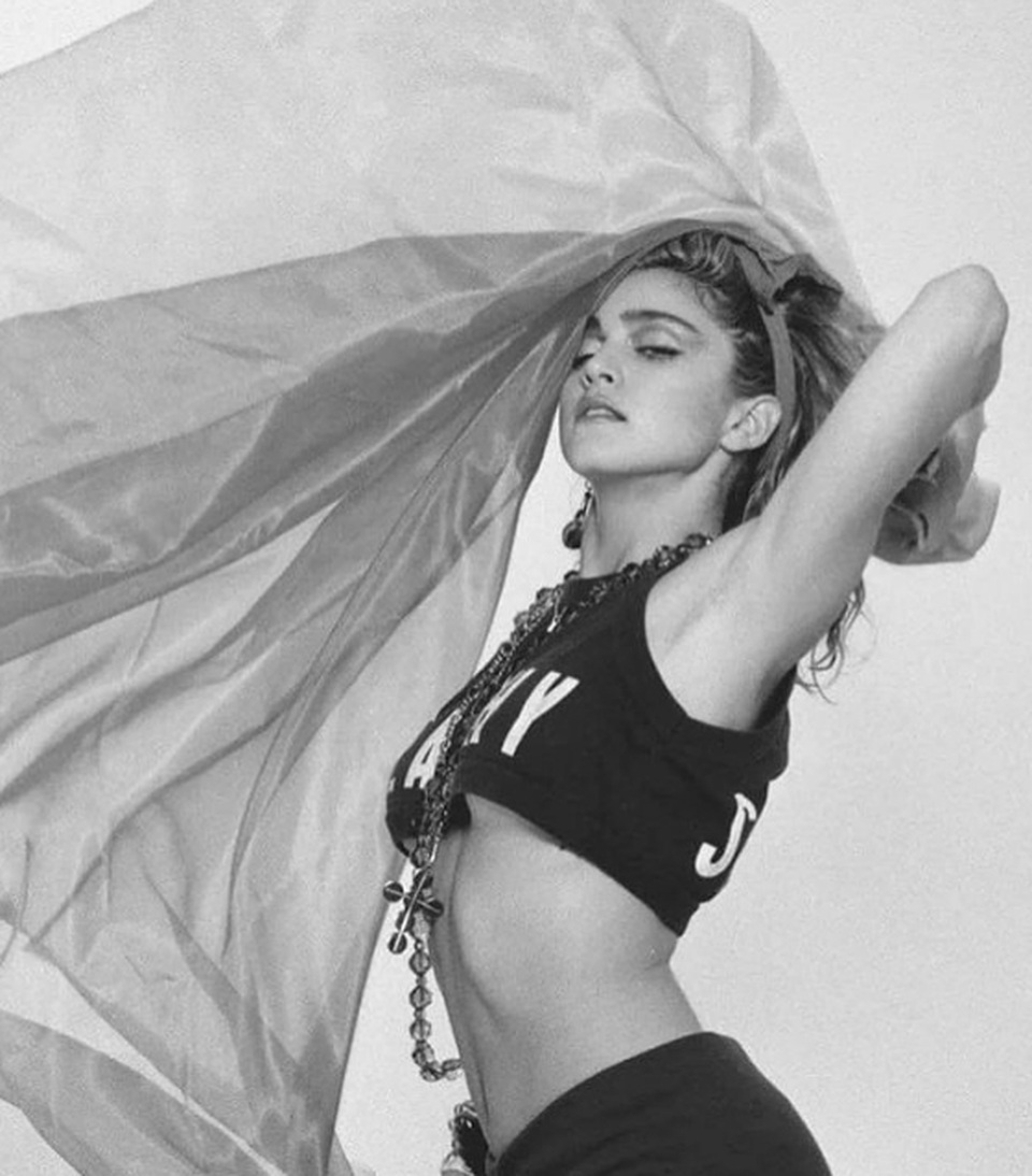Choáng với ảnh hở bạo của diva 63 tuổi Madonna - 8 Choáng với ảnh hở bạo của diva 63 tuổi Madonna - 8