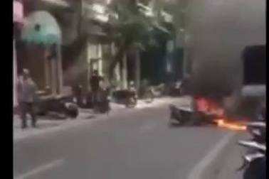 Hà Nội: "Tròn mắt" chứng kiến người phụ nữ chữa cháy trên phố (Clip trên mạng xã hội Facebook).