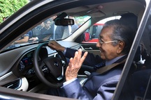 Thủ tướng Malaysia lái thử xe VinFast Lux tại Hà Nội