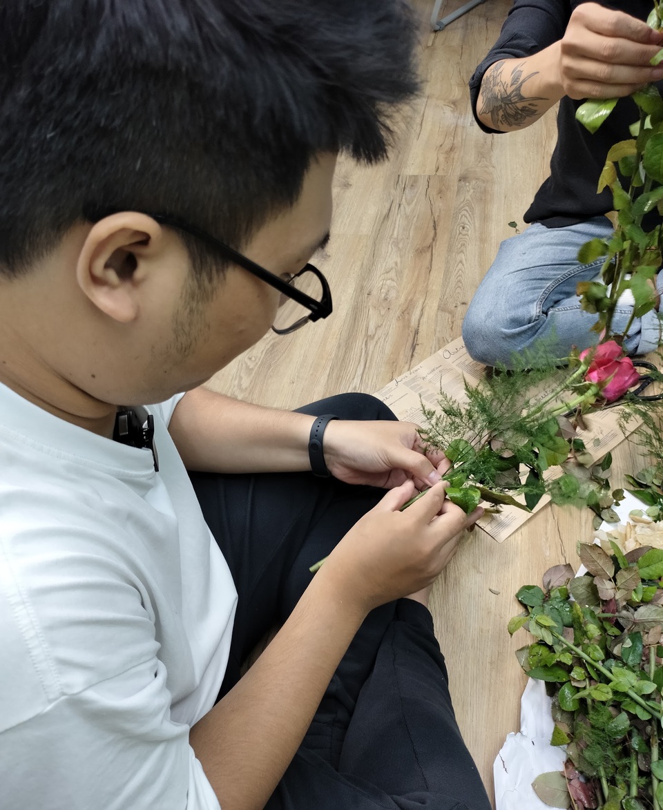 Nụ cười rạng rỡ của những cô lao công khi được tặng hoa ngày 20/10 - 5 Nụ cười rạng rỡ của những cô lao công khi được tặng hoa ngày 20/10 - 5