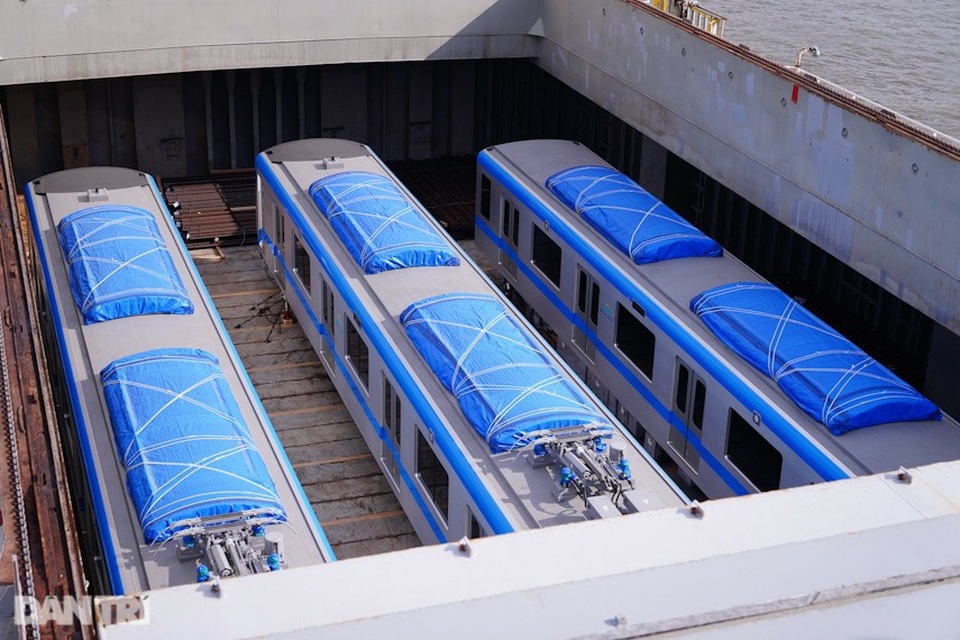 Cảnh 2 đoàn tàu metro số 1 di chuyển vào cảng Khánh Hội - 14 Cảnh 2 đoàn tàu metro số 1 di chuyển vào cảng Khánh Hội - 14