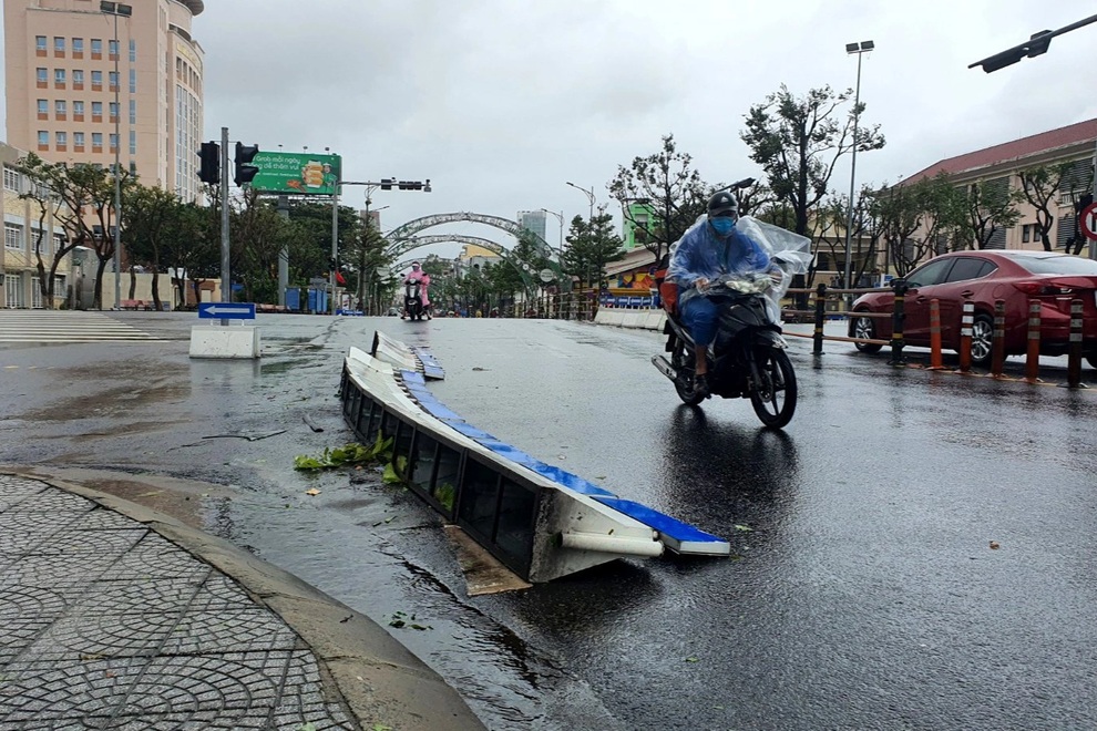 Mưa lốc, nước ngập băng đường, người dân chật vật chống đỡ - 6
