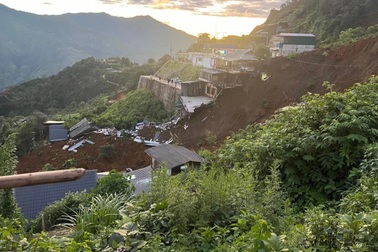 Sạt lở đất cuốn trôi cả homestay ở Tà Xùa, một phụ nữ tử vong