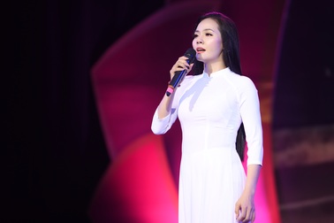 Lương Nguyệt Anh diện áo dài trắng tinh khôi hát mừng sinh nhật Bác