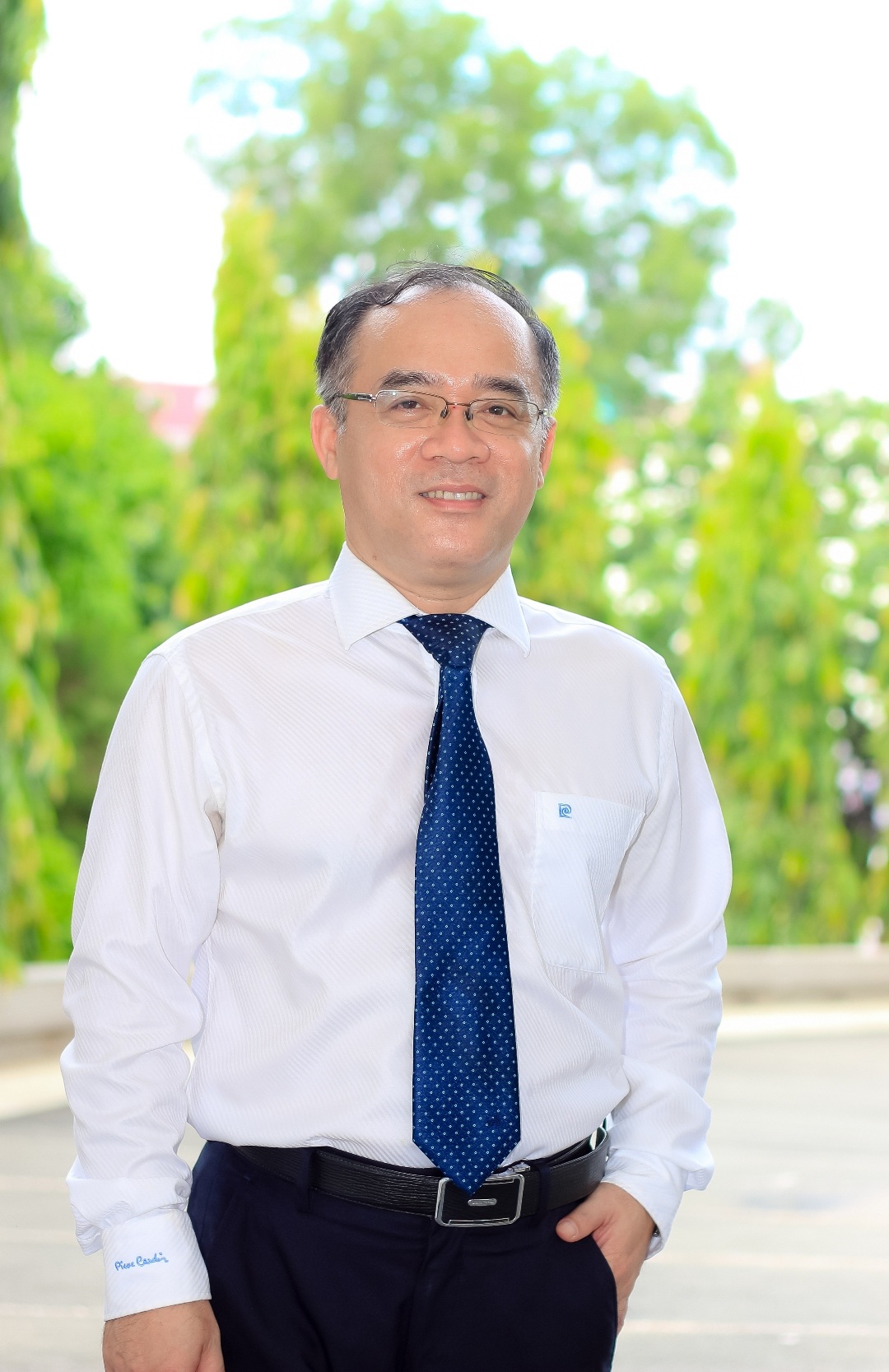Phó giáo sư lớn lên ở nơi chỉ có 1 y sĩ và trăn trở cứu cuộc đời bệnh nhân - 2 Phó giáo sư lớn lên ở nơi chỉ có 1 y sĩ và trăn trở cứu cuộc đời bệnh nhân - 2