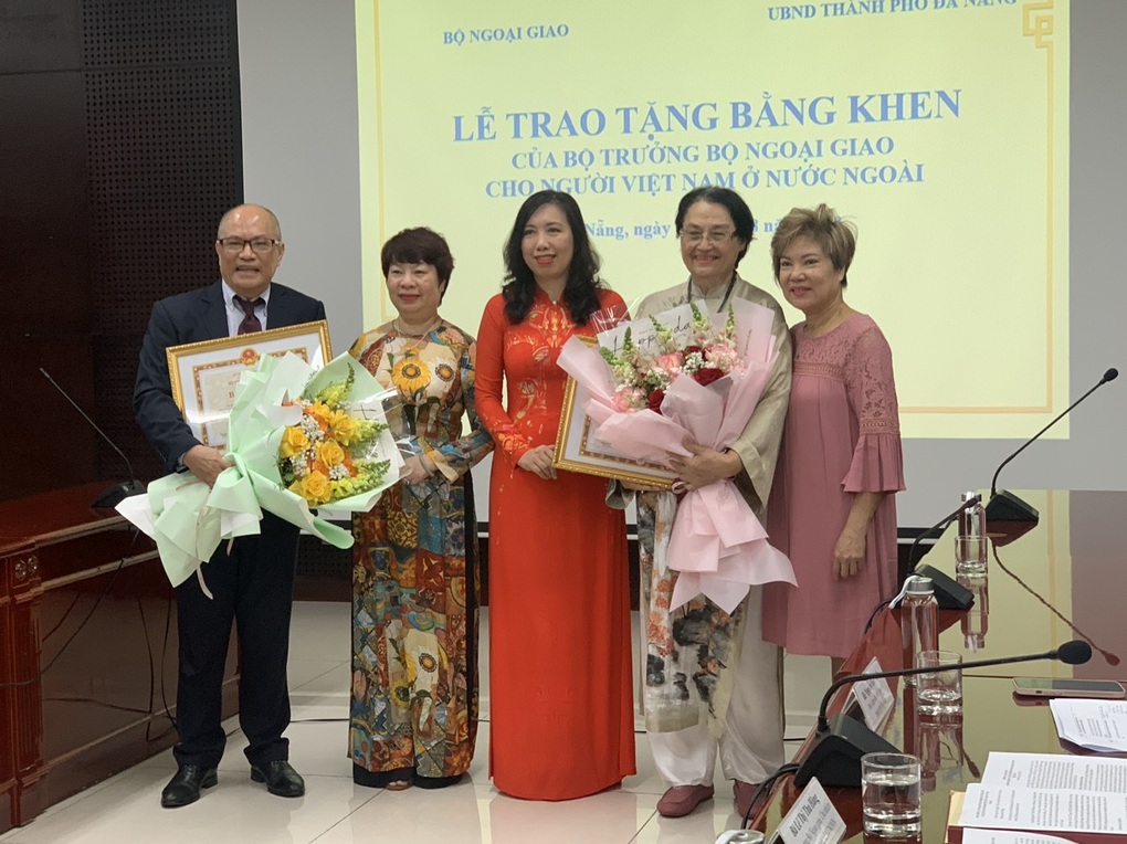 Trao bằng khen cho kiều bào có đóng góp xuất sắc phát triển Đà Nẵng - 1 Trao bằng khen cho kiều bào có đóng góp xuất sắc phát triển Đà Nẵng - 1