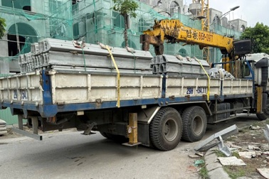 Hà Nội: Xe chở vật liệu xây dựng liên tục hoạt động giờ học sinh đến trường