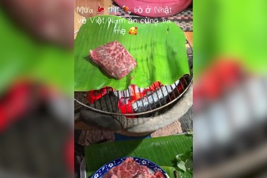 Nam lao động Việt mang thịt bò thượng hạng về cho gia đình thưởng thức