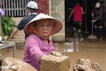 Bùn cao hơn cả mét, người dân vùng lũ Nghệ An hối hả dọn dẹp sau lũ