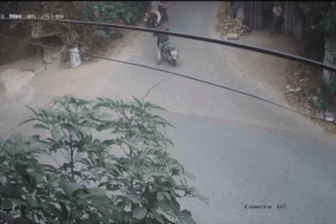 Hà Nội: Xe tải tuột dốc đè bẹp xe máy, 2 người thoát nạn trong gang tấc