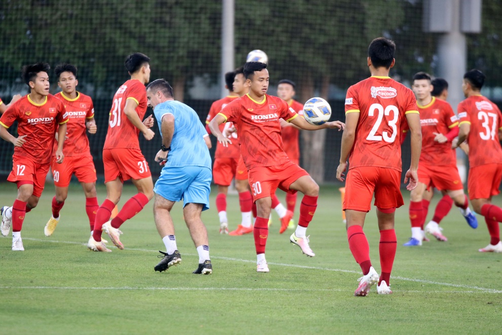 HLV Park Hang Seo chăm chú theo dõi buổi tập của U23 Việt Nam - 3 HLV Park Hang Seo chăm chú theo dõi buổi tập của U23 Việt Nam - 3