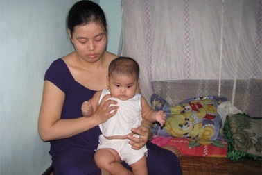 Em bé 8 tháng tuổi đáng thương cần giúp đỡ