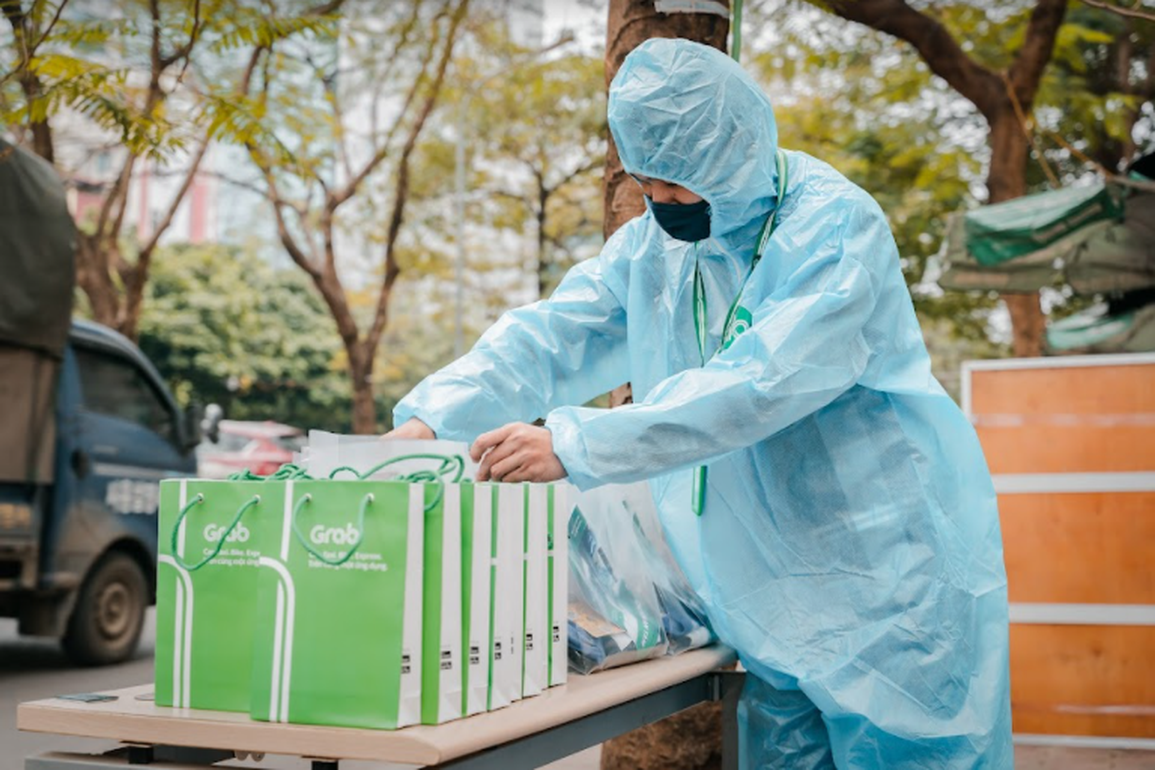 Bác tài GrabCar Hà Nội phấn khởi nhận bộ quà tặng an toàn mùa dịch - 1 Bác tài GrabCar Hà Nội phấn khởi nhận bộ quà tặng an toàn mùa dịch - 1