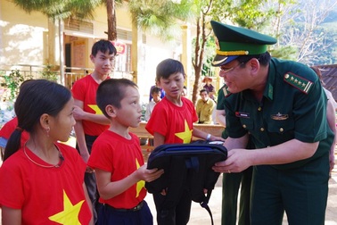 Hàng trăm phần quà ý nghĩa đến với học sinh vùng lũ dịp Tết Trung thu