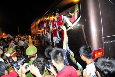 Thầy trò Arsene Wenger thân thiện chào CĐV Việt Nam