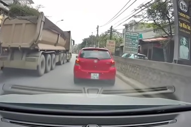 Nữ tài xế với tình huống xử lý đầy khó hiểu