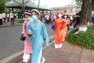 Du khách bịt khẩu trang kín mít tham quan cố đô Huế