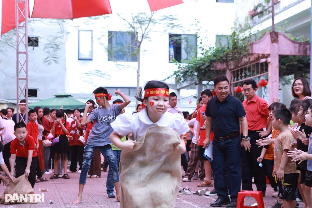 Lời nhắn nhủ của thầy hiệu trưởng ở ngôi trường không có bạo lực học đường - 1 Lời nhắn nhủ của thầy hiệu trưởng ở ngôi trường không có bạo lực học đường - 1