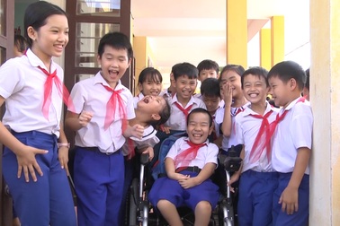 Cậu học trò 9 tuổi viết ước mơ bằng đôi chân tật nguyền