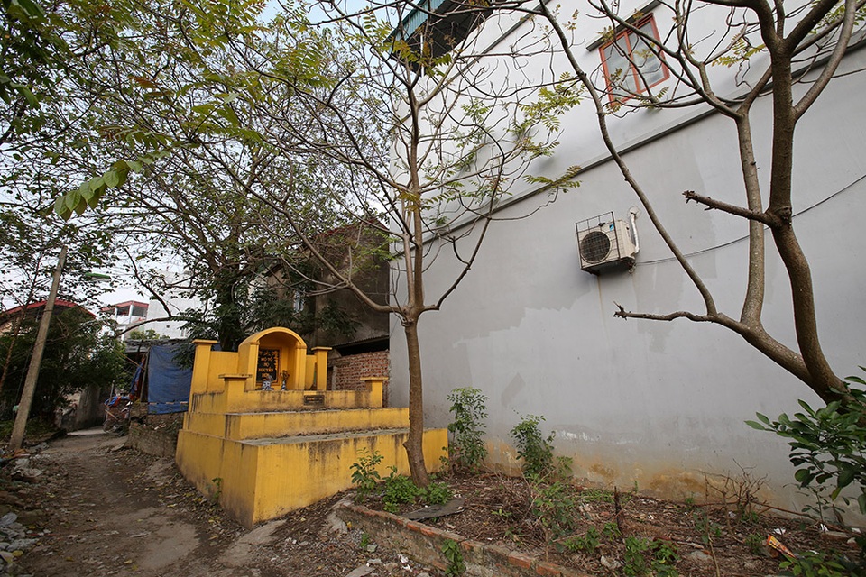 Nhà của người chết len giữa nhà người sống trên mặt đường Hà Nội - 11