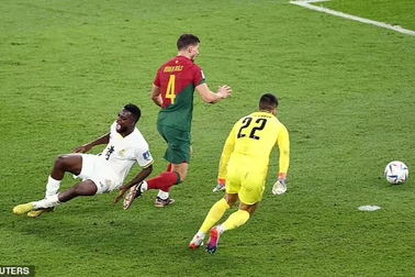 Ronaldo hốt hoảng vì sai lầm của thủ môn Bồ Đào Nha