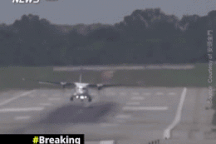 Máy bay chao đảo khi cố hạ cánh trong gió bão Ragasa ở Đài Loan