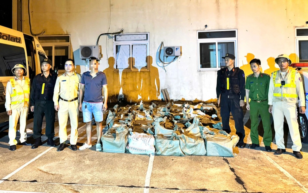 Xe khách nghi chở gần 300 bình khí cười trên cao tốc - 1 Xe khách nghi chở gần 300 bình khí cười trên cao tốc - 1