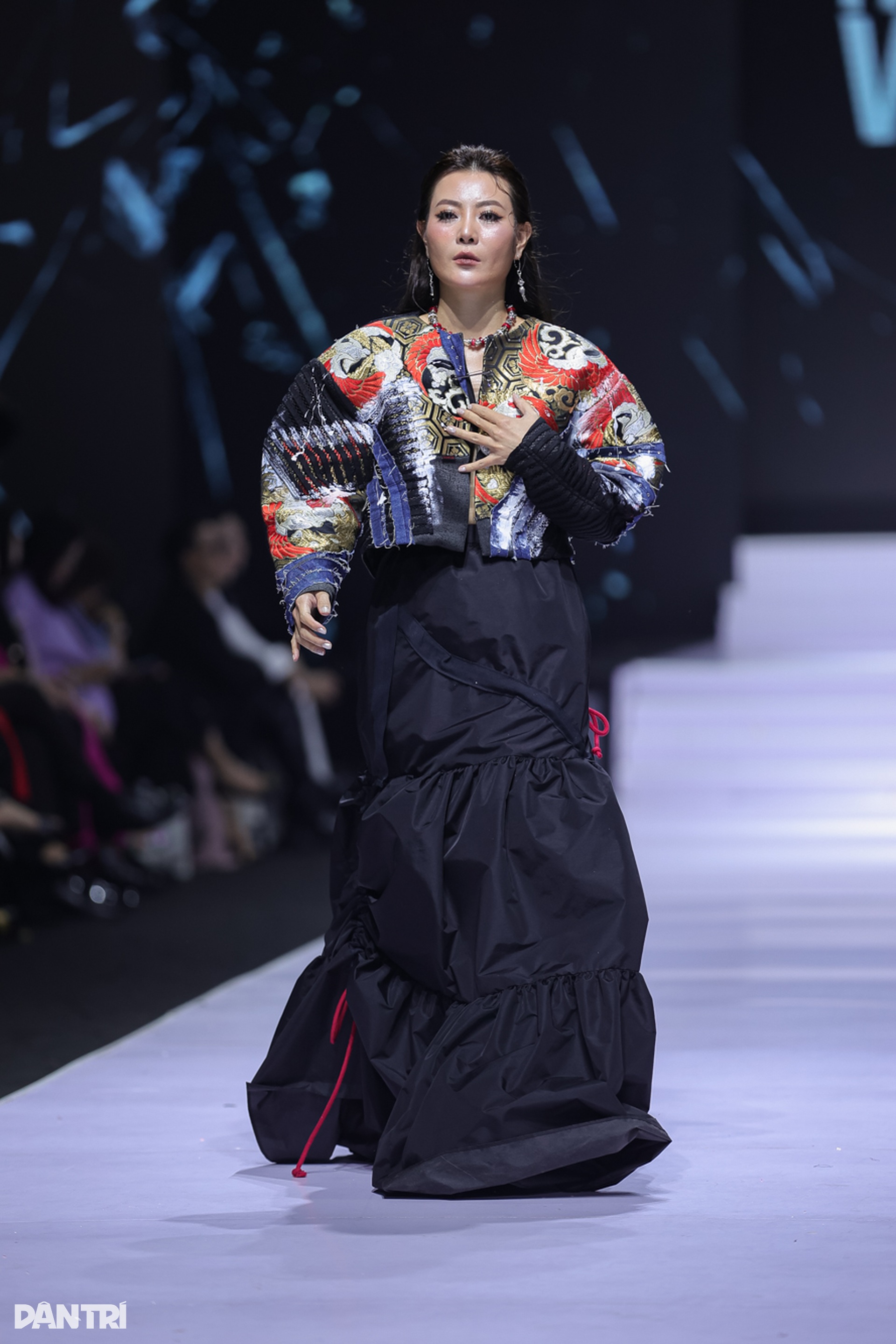 NSƯT Kim Xuyến 80 tuổi trình diễn thời trang, tự trang điểm và làm tóc - 6