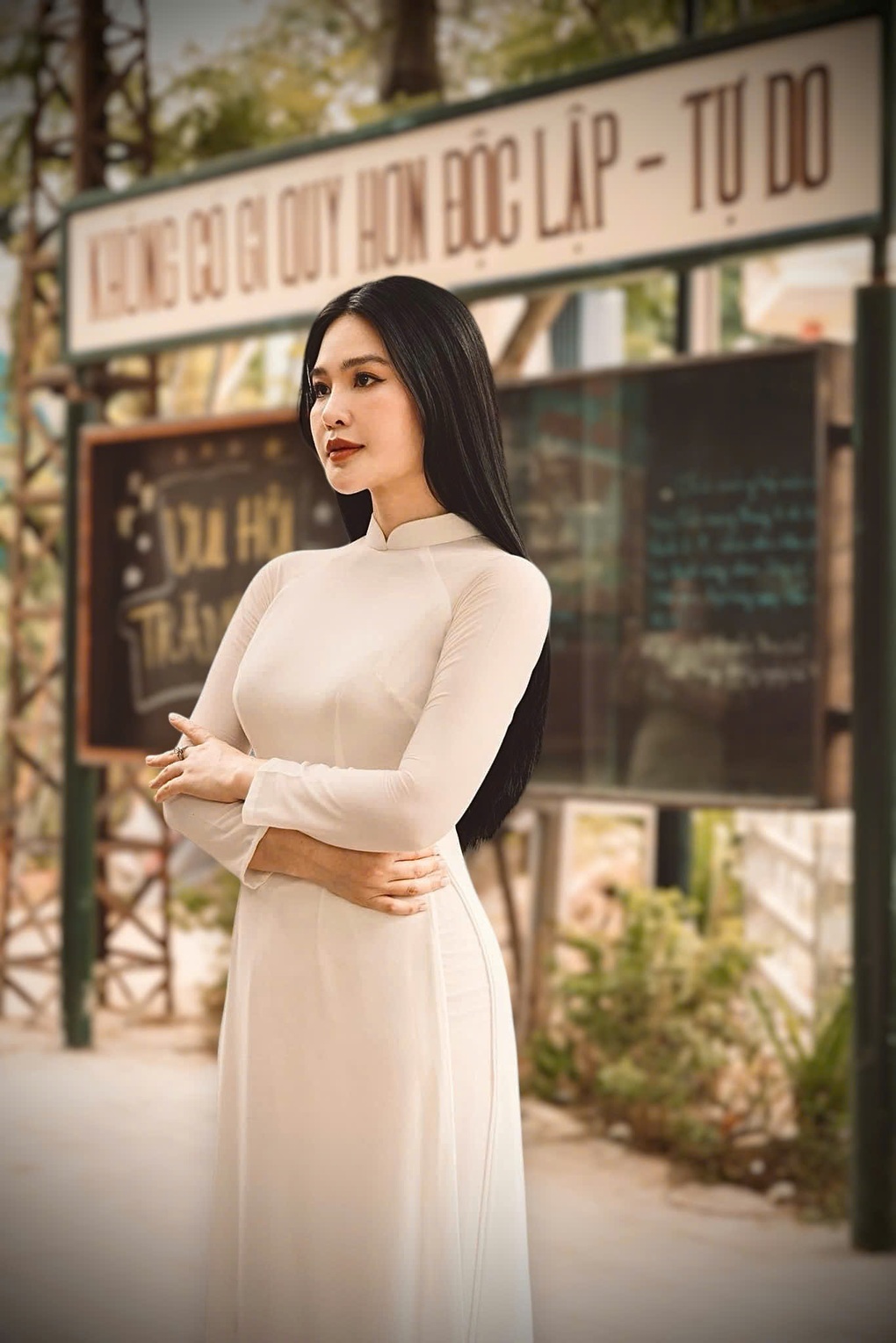 Cầu Long Biên, hồ Gươm đẹp lung linh trong MV mới của Nhật Huyền - 1 Cầu Long Biên, hồ Gươm đẹp lung linh trong MV mới của Nhật Huyền - 1