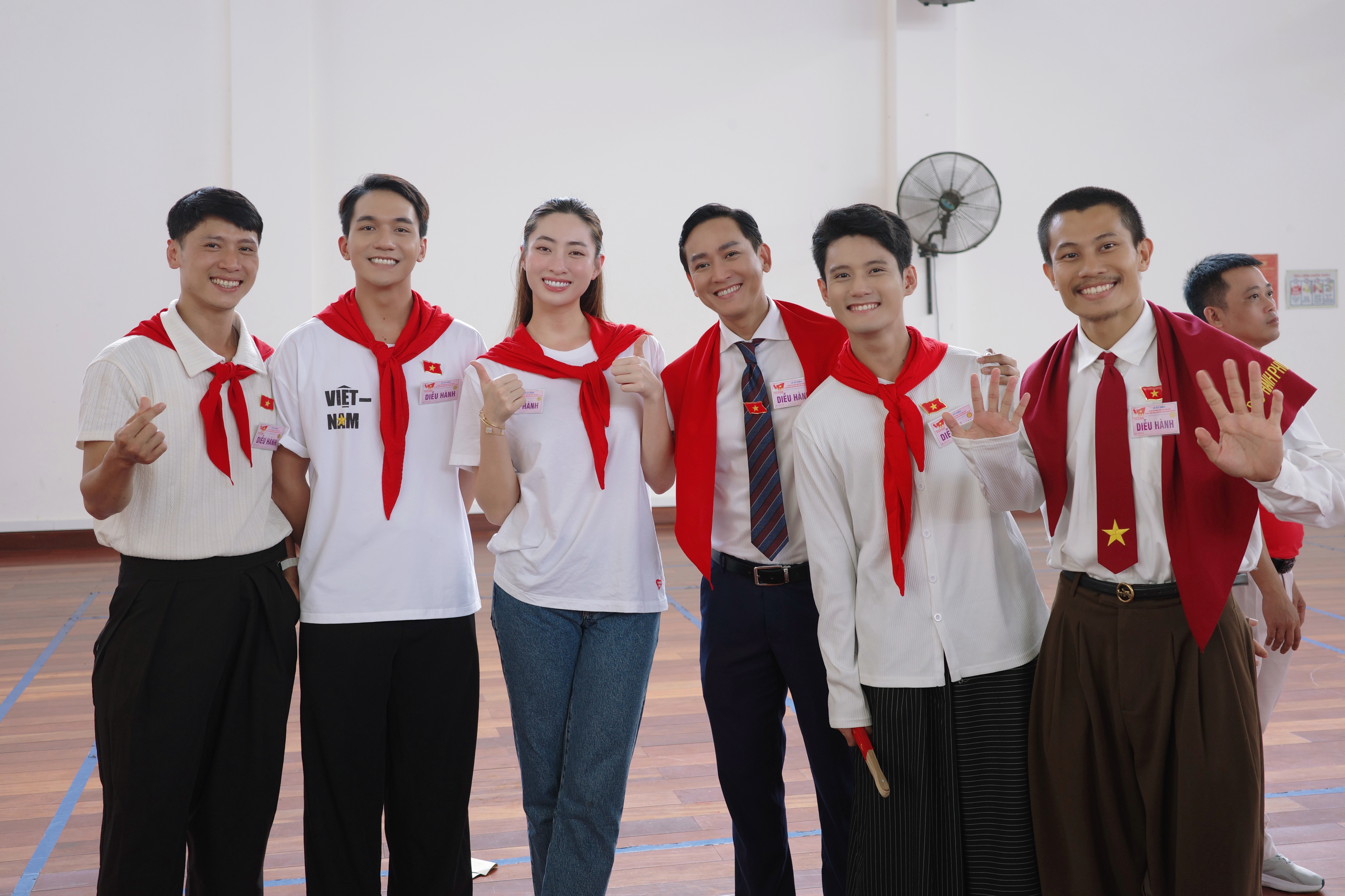 Sốt video Hoa hậu và diễn viên Mưa đỏ trả lời vì sao đất nước mình đẹp - 1