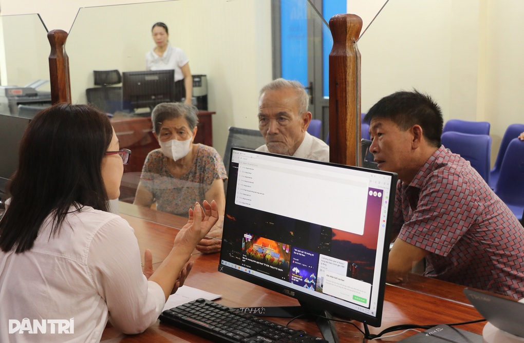 Cặp đôi U90 đi đăng ký kết hôn trong ngày đầu vận hành chính quyền 2 cấp - 1 Cặp đôi U90 đi đăng ký kết hôn trong ngày đầu vận hành chính quyền 2 cấp - 1